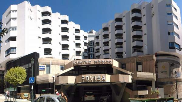 Fotografía da fachada principal do hospital privado vigués / Roi González Villa