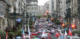 Foto da manifestación pola sanidade pública en Vigo, pasada por auga / CIG