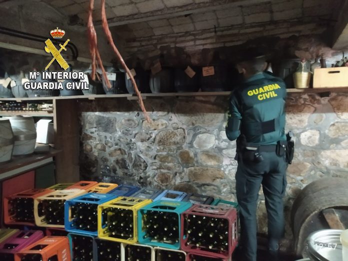 Máis de 400 litros de augardente e viño de fabricación artesanal intervidos nun local público en Mos (Pontevedra).. GARDA CIVIL
