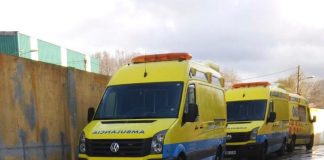 Ambulancias básicas sen rotular aparcadas en Sárdoma - Foto CIG