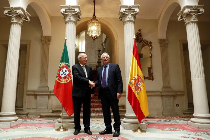 ​Augusto Santos Silva e Josep Borrell no Palacio de Viana.