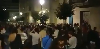 Captura de pantalla do vídeo onde se ve a unha multitude de rapaces ateigados na Rúa Churruca/Twitter