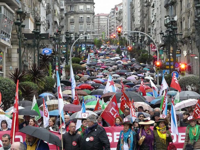 Foto da manifestación pola sanidade pública en Vigo, pasada por auga / CIG