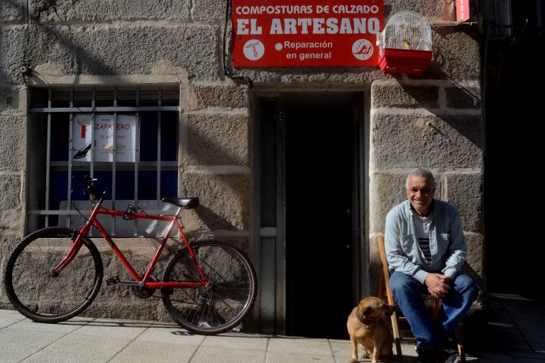 “El artesano”: O zapateiro da rúa Falperra de Vigo que garda o segredo da felicidade