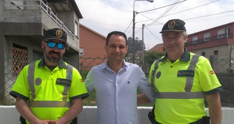 Axentes da Garda Civil salvan a vida dun vigués que sufriu un infarto mentres conducía