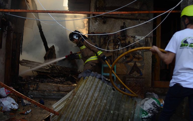 Bombeiros sufocan un incendio, supostamente provocado, no interior dun colexio en Salceda de Caselas