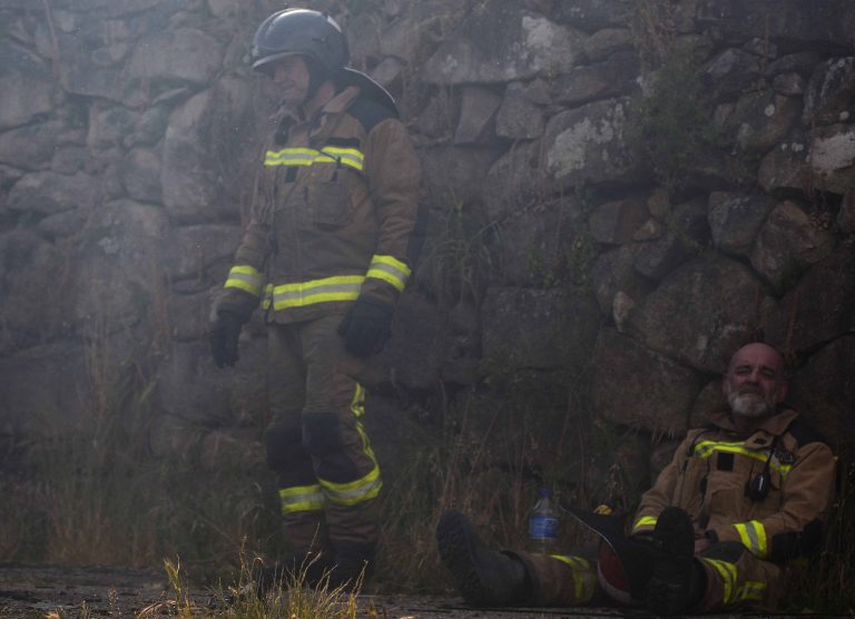 Atenden a un home que trataba de apagar un lume que afectou a un galpón en Tomiño