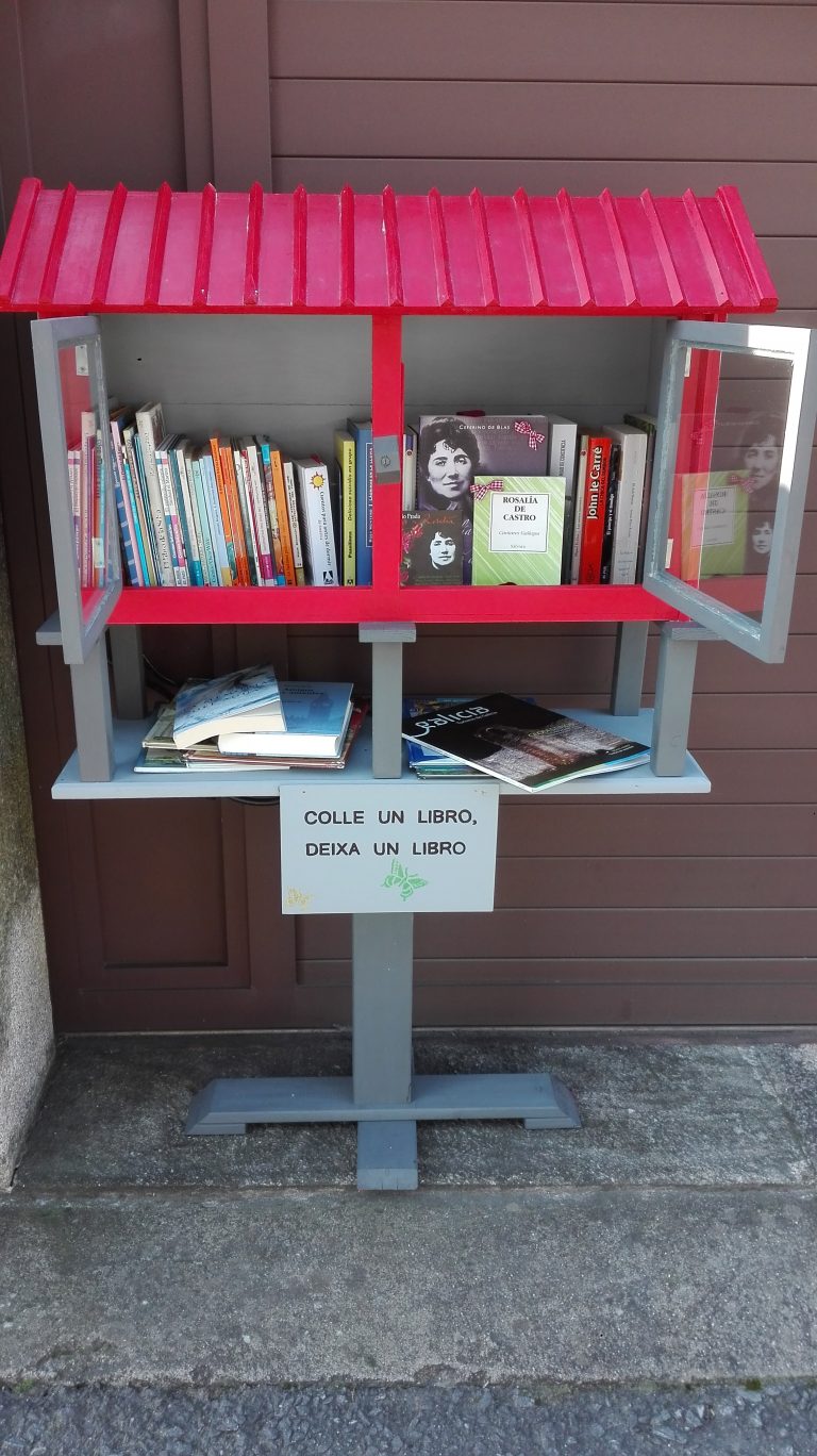 Un pequeno hórreo en Baiona leva xa máis dun ano fomentando a lectura