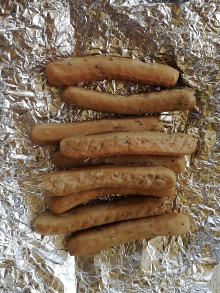 Alguén prepara salchichas con alfinetes para os cans dunha veciña de San Miguel de Oia