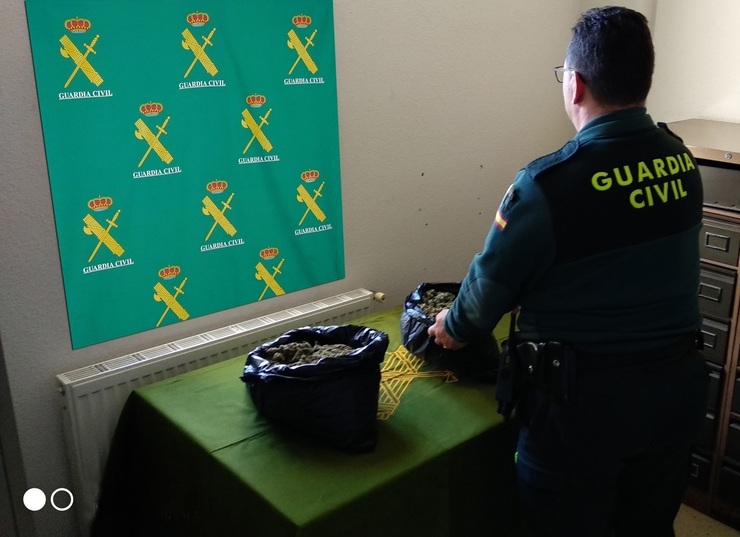 Detidos en Salvaterra con 1,6 quilos de marihuana ao detectar a Guardia Civil o cheiro da “maría”