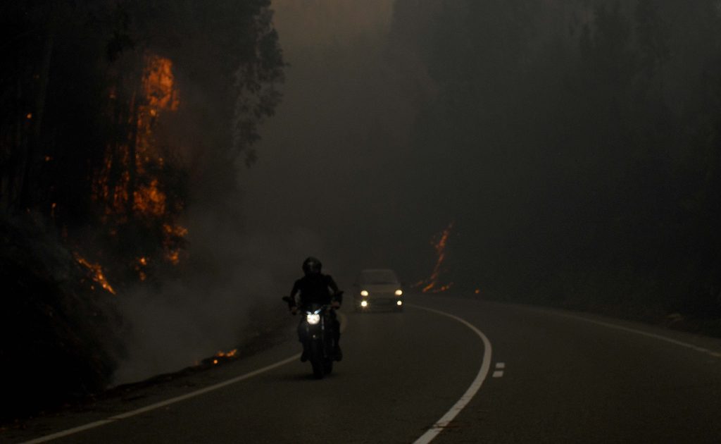 Estrada invadida polo fume e o lume perto de Fornelos De Montes