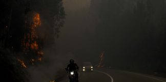 Estrada invadida polo fume e o lume perto de Fornelos De Montes