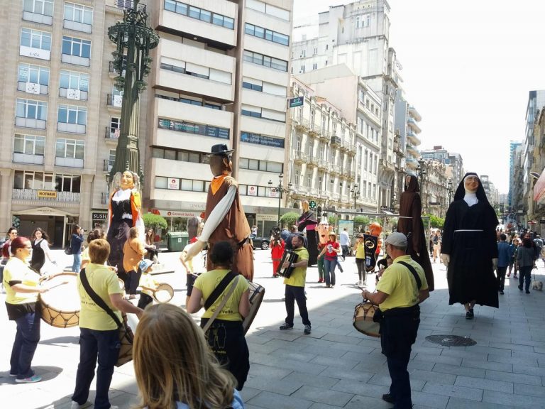 A festa popular do San João de Braga, a máis importante de Portugal, visita as rúas de Vigo