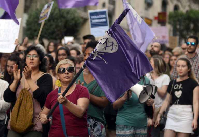 2.000 persoas maniféstanse en Vigo: “Este sistema xudicial ampara aos violadores”