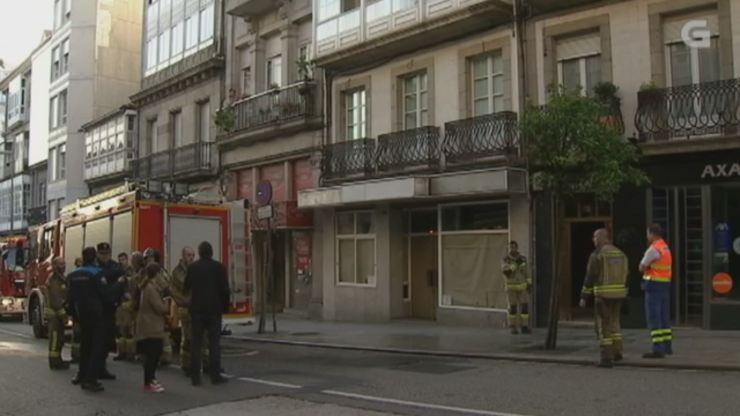 Un colchón en chamas incendia unha casa en Vigo e provoca o traslado ao hospital dunha persoa