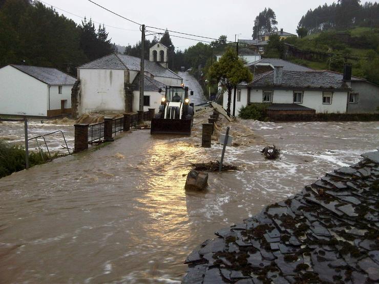 Xullo comeza en Galicia con raios e trombas de auga