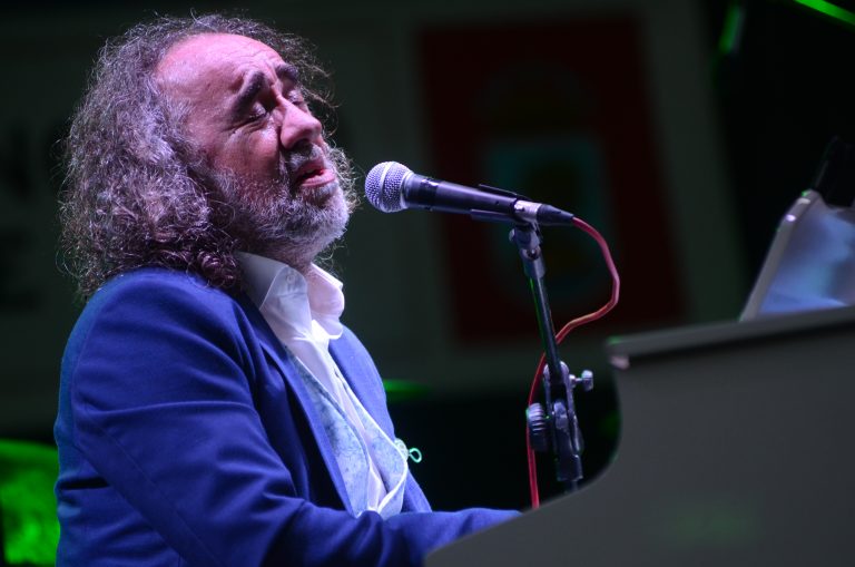 Teo Cardalda fai resplandecer cun emotivo concerto o seu nomeamento como cabaleiro de Bouzas