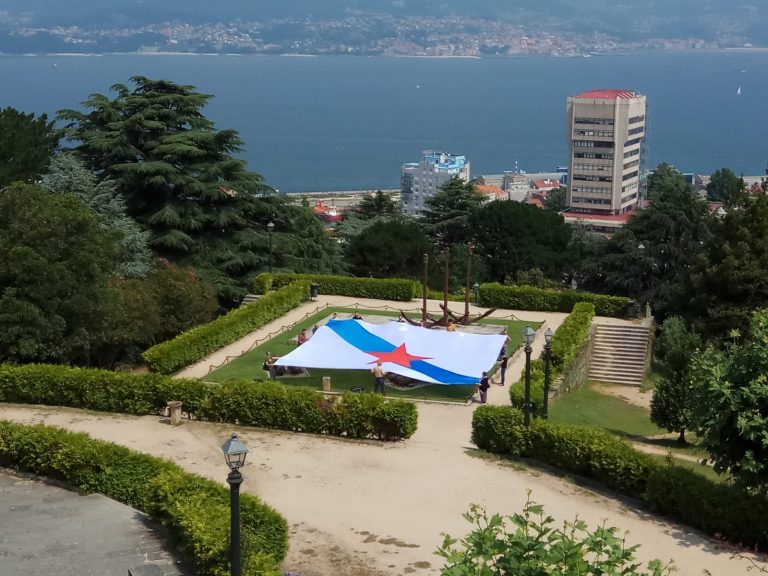 Galiza Nova e BNG despregan unha bandeira xigante no Castro como acto previo ao Día da Patria