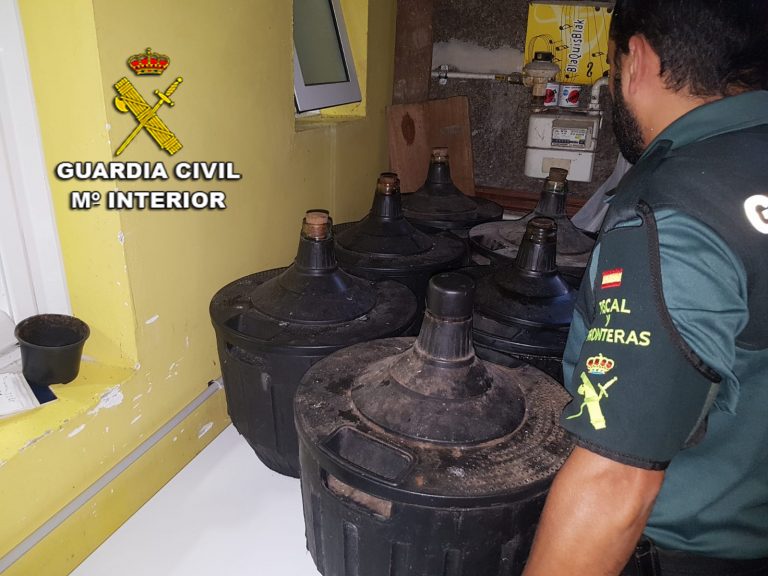 A Garda Civil incauta 80 litros de aguardente ilegal nun bar de Vigo