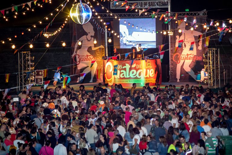 “Guateque” multitudinario en Salvaterra do Miño: os 60 están de volta en Galicia