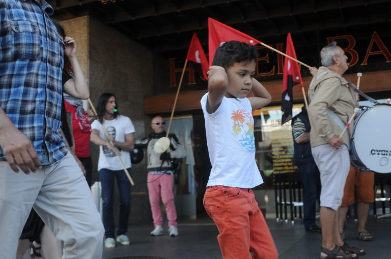O Hotel Bahía contraataca con decibelios a protesta en defensa das traballadoras despedidas