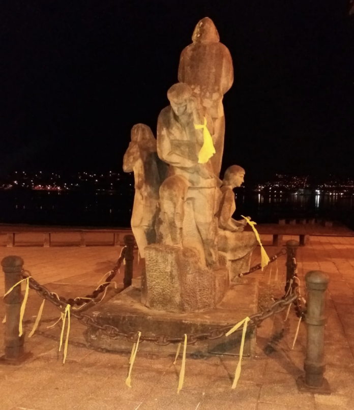 Monumento aos mariñeiros en Moaña, con lazos amarelos