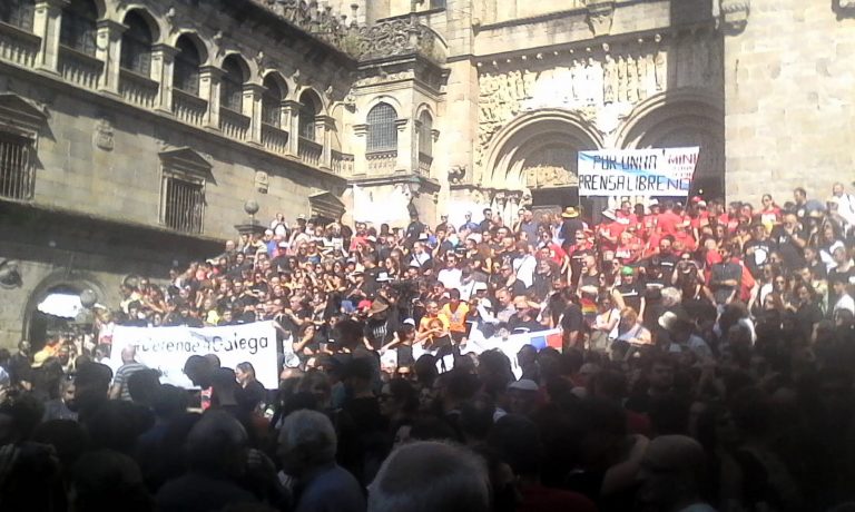 Manifestación en Santiago de Compostela pola dignidade dos medios públicos / Moncho Mariño