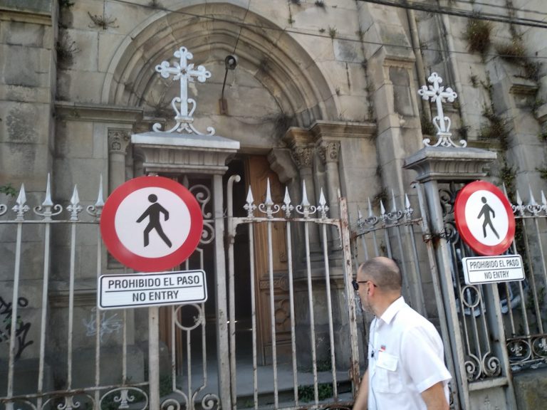 Sinais de prohibido o paso ao antigo asilo do Barrio de Cura de Vigo / Miguel Núñez.