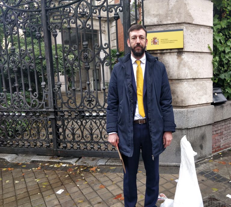O alcalde de Tui sorprende en Madrid: leva un saco de entullos de Paramos á porta do Ministerio