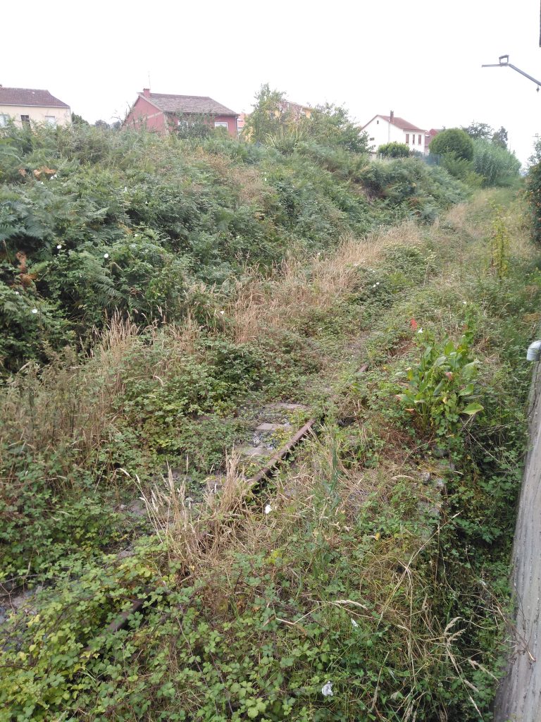 A veciñanza de Teis critica o abandono da vía do ferrocarril