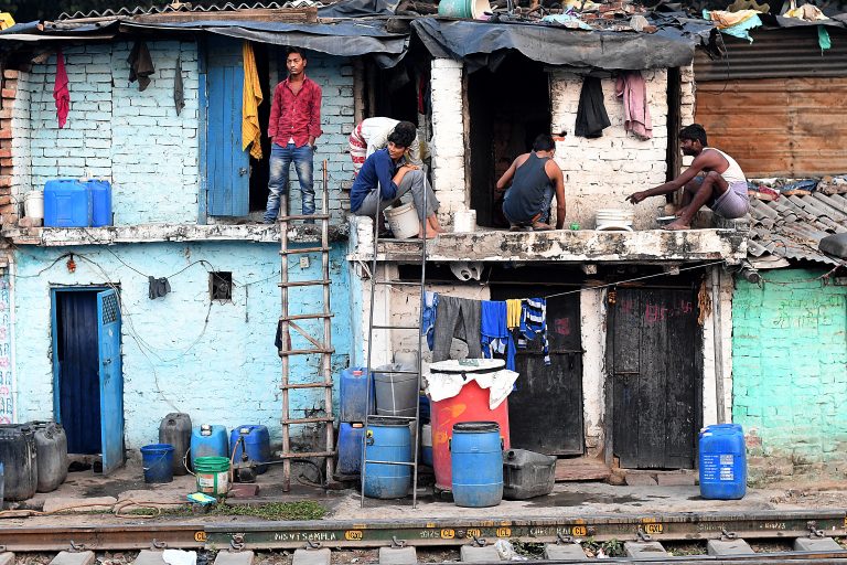 Falamos con Antón Lois de pobreza e superpoboación: “Convertirémonos nunha praga en 2050”