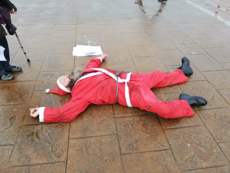 Vídeo: Un “Papá Noel” que denuncia a insuficiencia de prazas do albergue municipal de Vigo