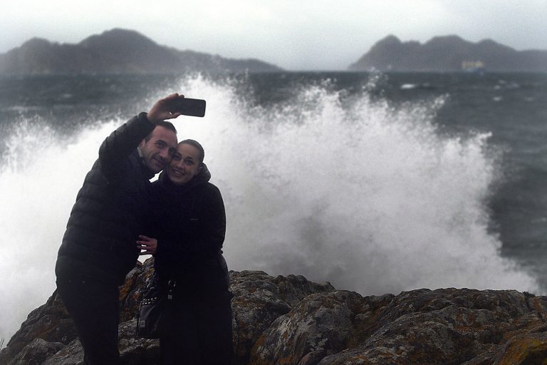 Vídeo e fotos: nunca choveu que non escampara, e Vigo despídese da borrasca Helena
