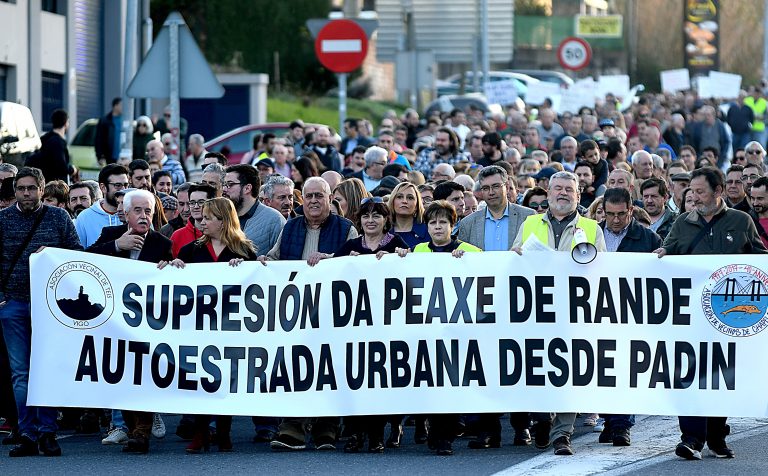 Centos de persoas piden en Vigo a fin da peaxe a Redondela