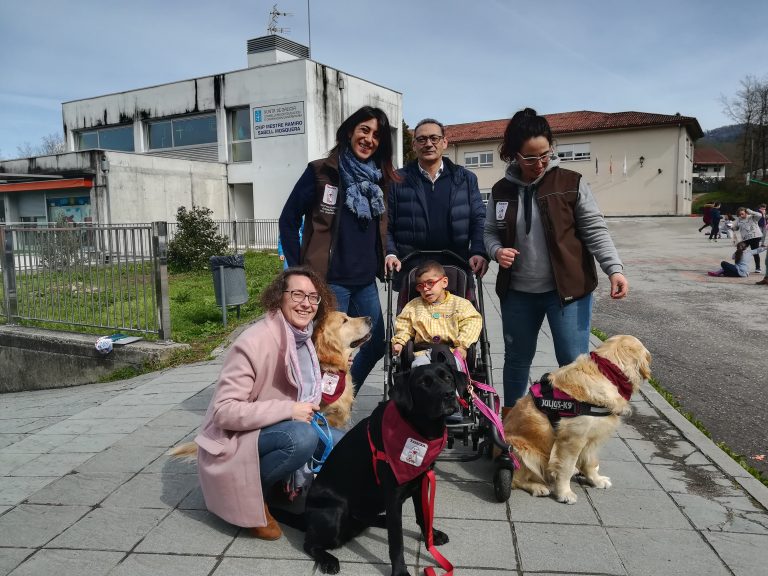 O CEIP Ramiro Sabell de Ponteareas incorpora técnicas de terapia asistida con cans