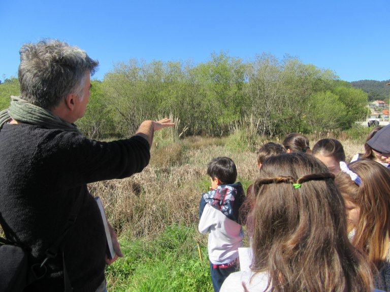Os nenos e nenas do Hío preocúpanse pola expansión da Herba da Pampa, que pon en risco a lagoa de Vilariño
