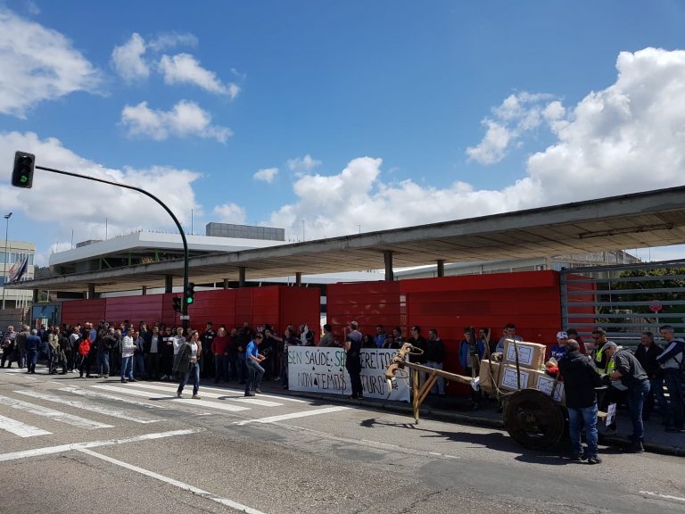 Manifestación dos traballadores ante a planta de PSA Vigo contra os  “malos tratos económicos, psíquico e físico”