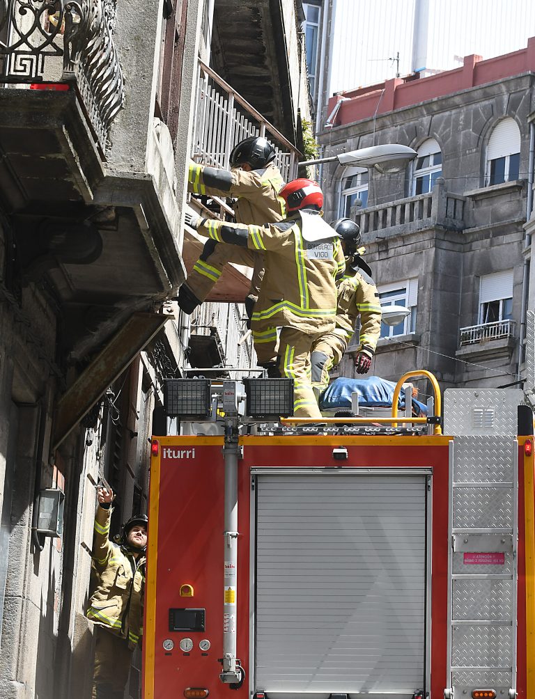 Evacuadas tres persoas debido a un incendio nun piso, que obrigou a desaloxar un edificio en Vigo