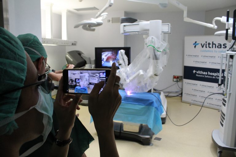 Vigo, pioneira en cirurxías xinecolóxicas con robot cirúrxico en Galicia