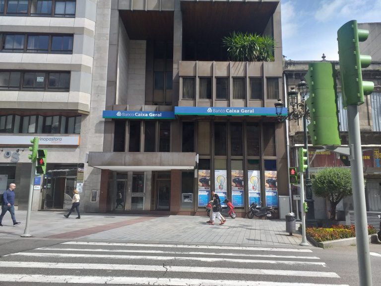 A Policía busca a un home armado que atracou unha sucursal bancaria do centro de Vigo