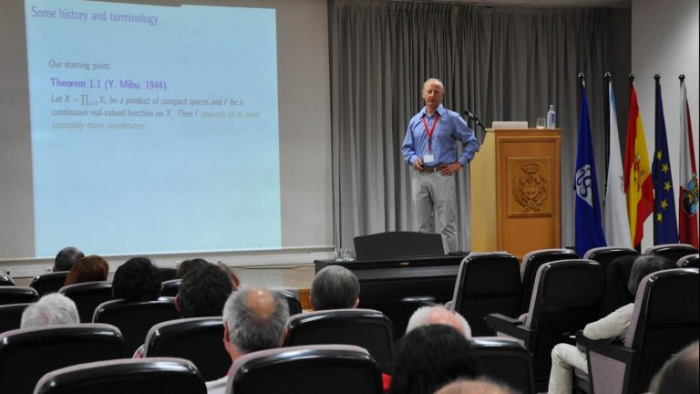 Especialistas de varios países estudan en Vigo as aplicacións da topoloxía