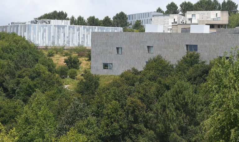 A Universidade de Vigo paga con 2,6 millóns parte da súa débeda do IBI co Concello e fraccionará o resto