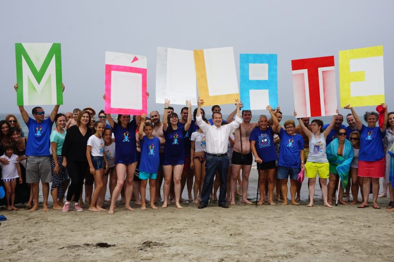 Centos de persoas participan na campaña de sensibilización social pola Esclerose Múltiple en Vigo