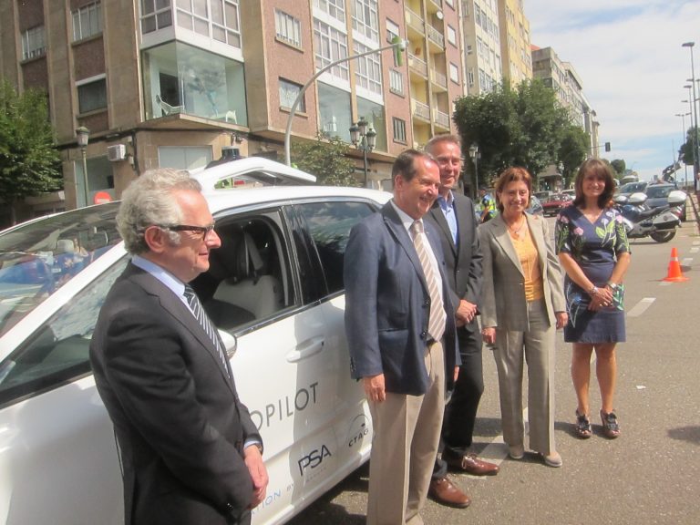 O coche autónomo adáptase á presenza de semáforos e peóns na súa primeira proba en Vigo