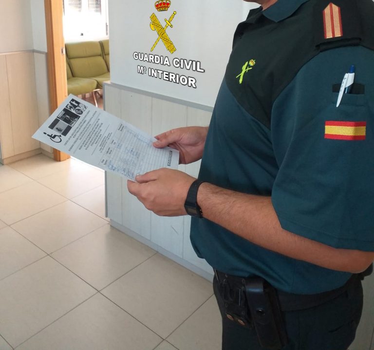Investigada en Cangas por facerse pasar por xordomuda para recoller firmas e donativos