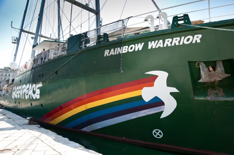 Greenpeace traslada o seu barco a Vilagarcía de Arousa ante a “hostilidade” do presidente do Porto de Vigo