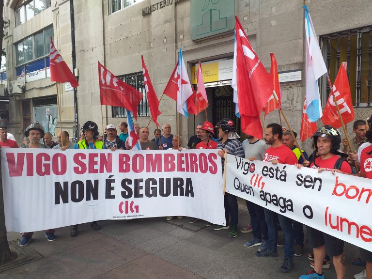 Os bombeiros de Vigo inician folga indefinida para denunciar a falta de persoal