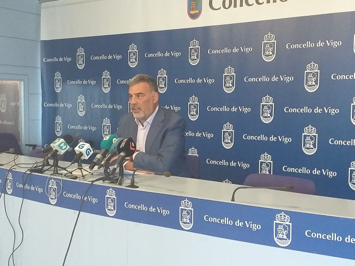 O portavoz do grupo municipal do PP no Concello de Vigo, Alfonso Marnotes, nunha rolda de prensa.. PAULA XUSTO-EUROPA PRESS