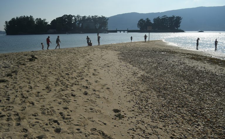Hospitalizado o parapentistas que chocou contra un muro na Praia de Cesantes