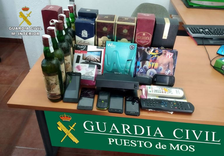 Dous detidos en Mos por roubo de móbiles e botellas de licor